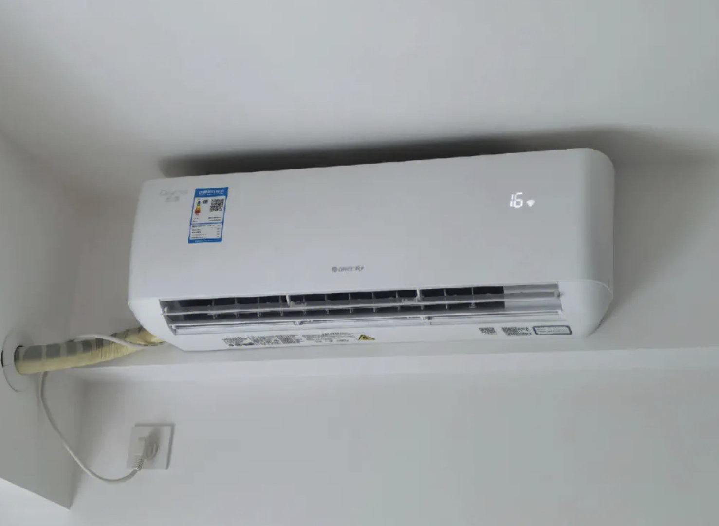 【空调开一整晚该心疼电费吗：夏天的电费焦虑谁懂？】入夏之后气温持续攀升，空调成了