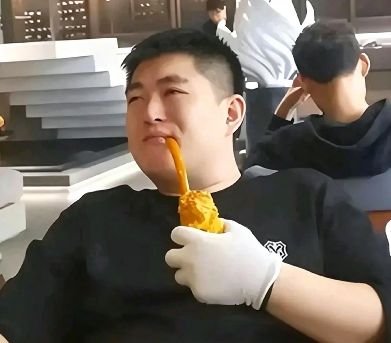 赵大牛早年这张照片，白手套一握，嘴里叼根金灿灿的玩意儿。那会儿传得邪乎，说光这根