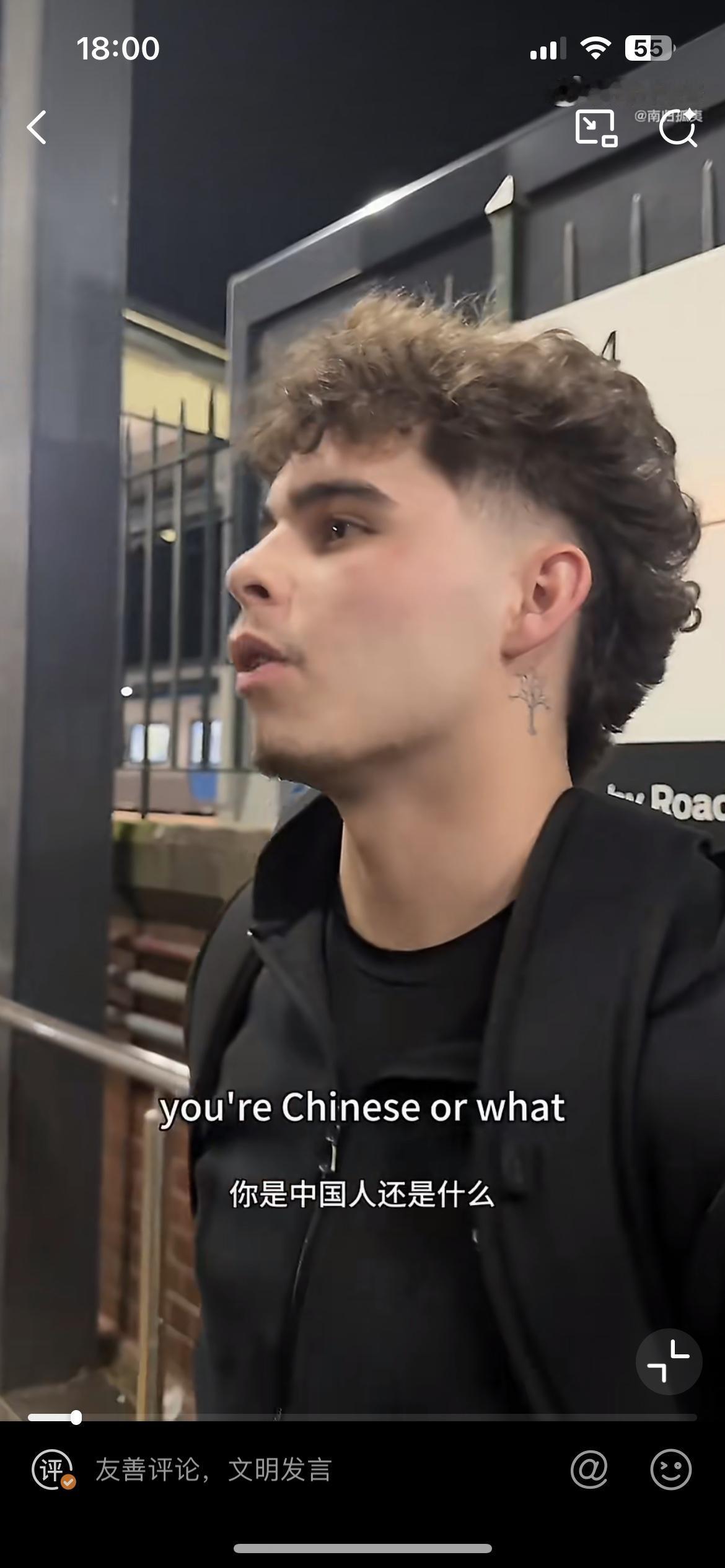 一中国留学生在澳大利亚街头遭遇这名白人男子的种族歧视。他询问中国留学生是不是中国