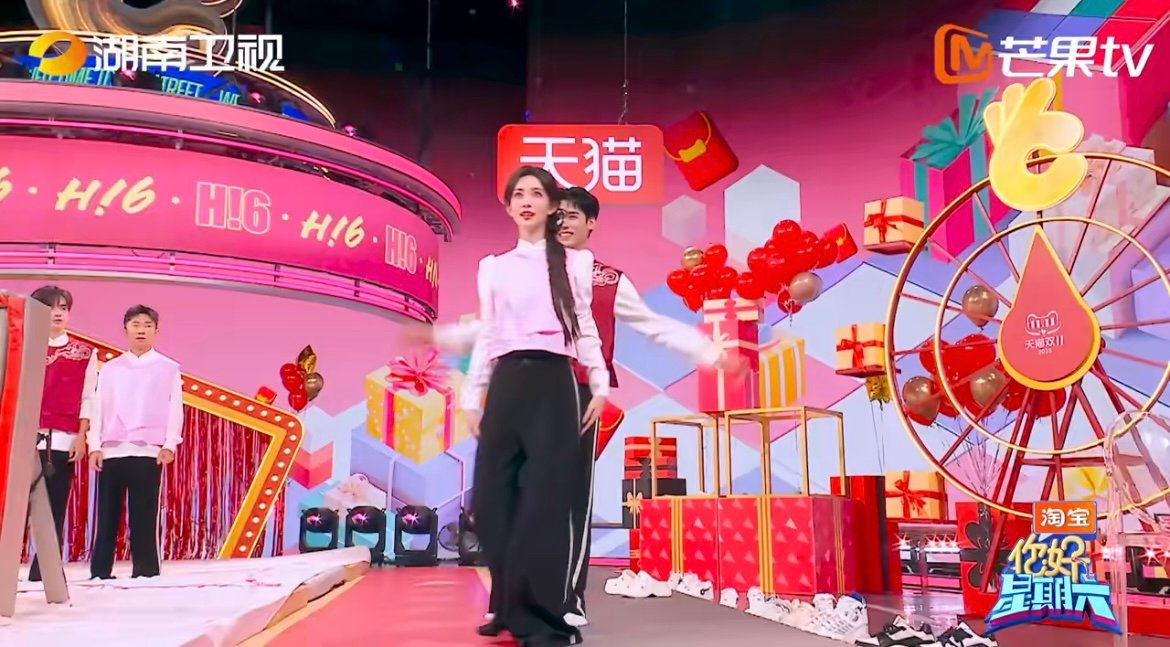 龚俊孟子义跳鸟儿摇笑点与萌点双丰收!孟子义在前头跳得干脆利落,龚俊在后头悄悄模
