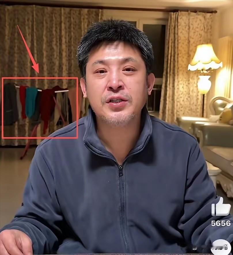 孙涛终于回应闫学晶相关争议，镜头里他头发胡子花白憔悴不少，身后就立着普通晾衣杆