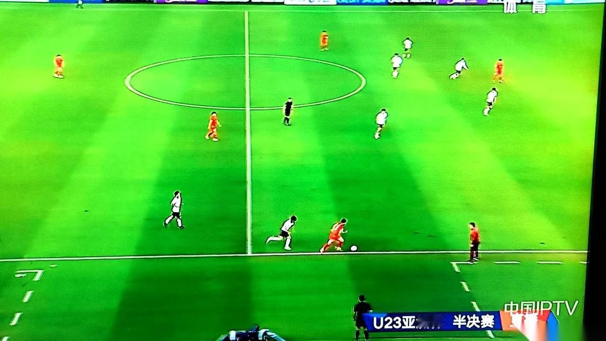谁能想到，前几场被乌兹别克斯坦按在地上摩擦的中国队，到了半决赛，突然像换了支球队