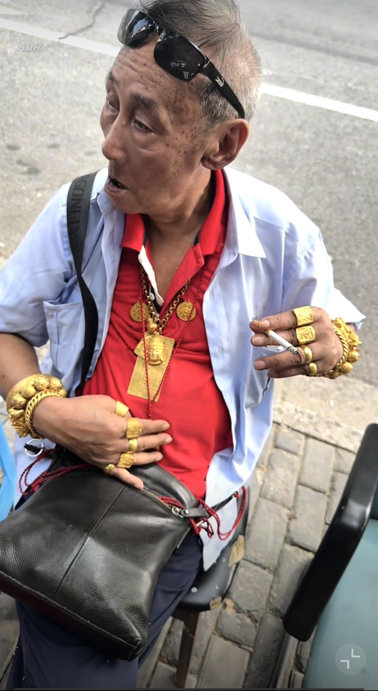 上海大爷3000克黄金炸街！说一句啊，穿这么多能够在国内逛街，要懂得珍惜！