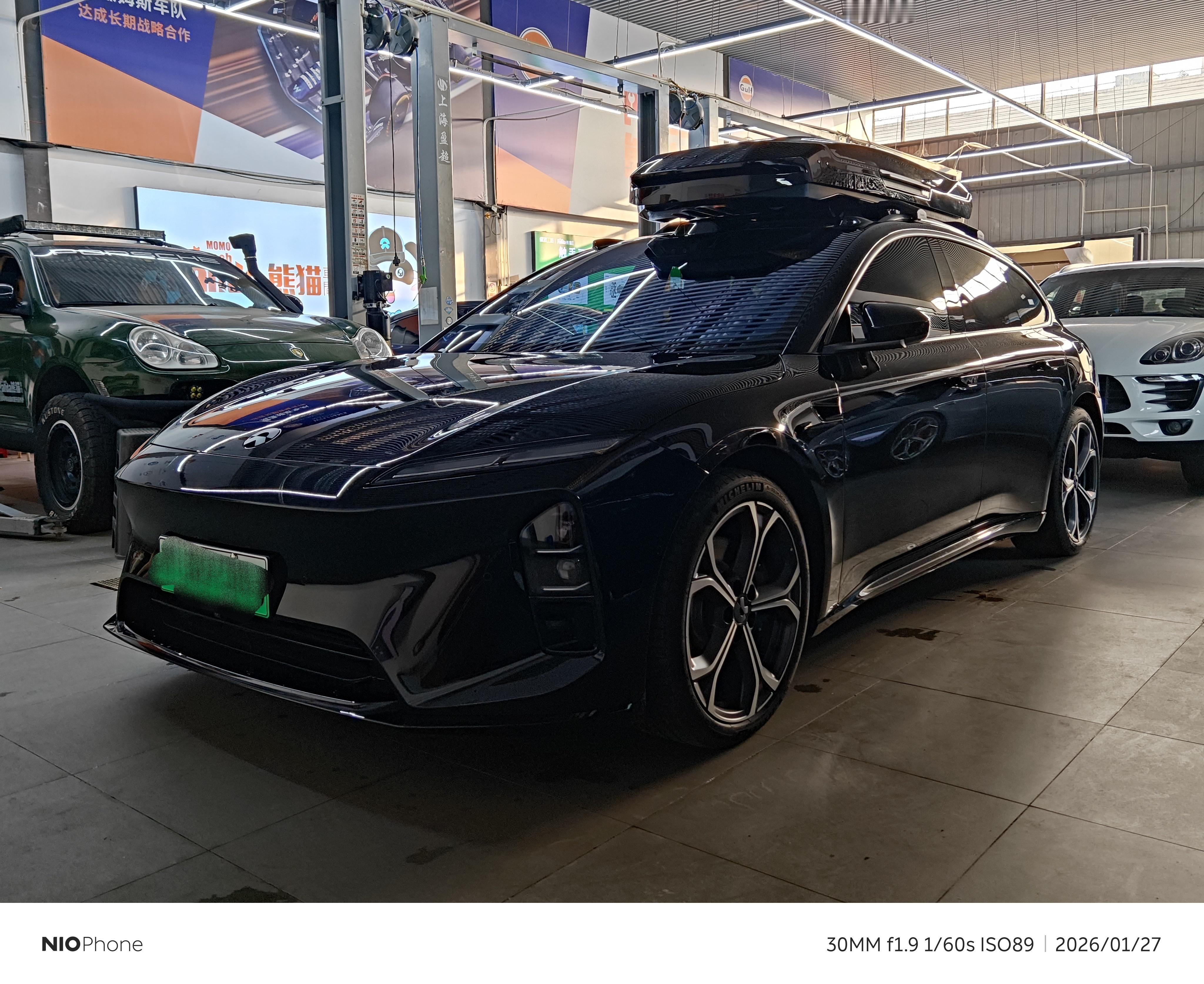 来蔚来窝里装个车顶箱别说，这箱子造型跟蔚来前脸还是很搭的甚至觉得这是照着蔚来设计