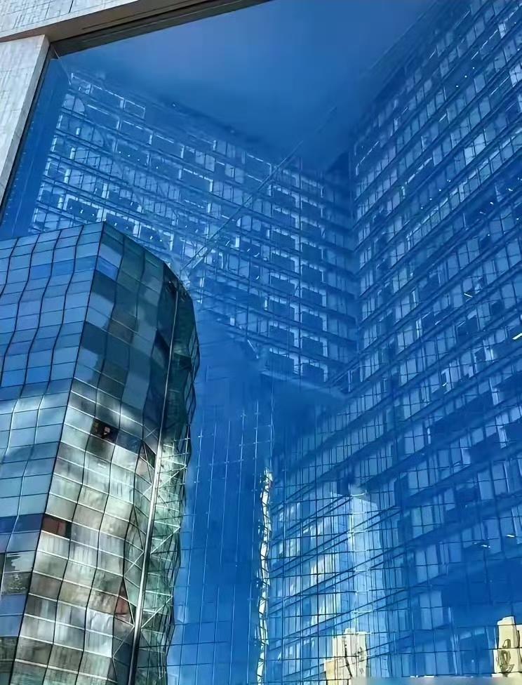 这么大的一块玻璃，怎么安装的？真是太让人惊叹了