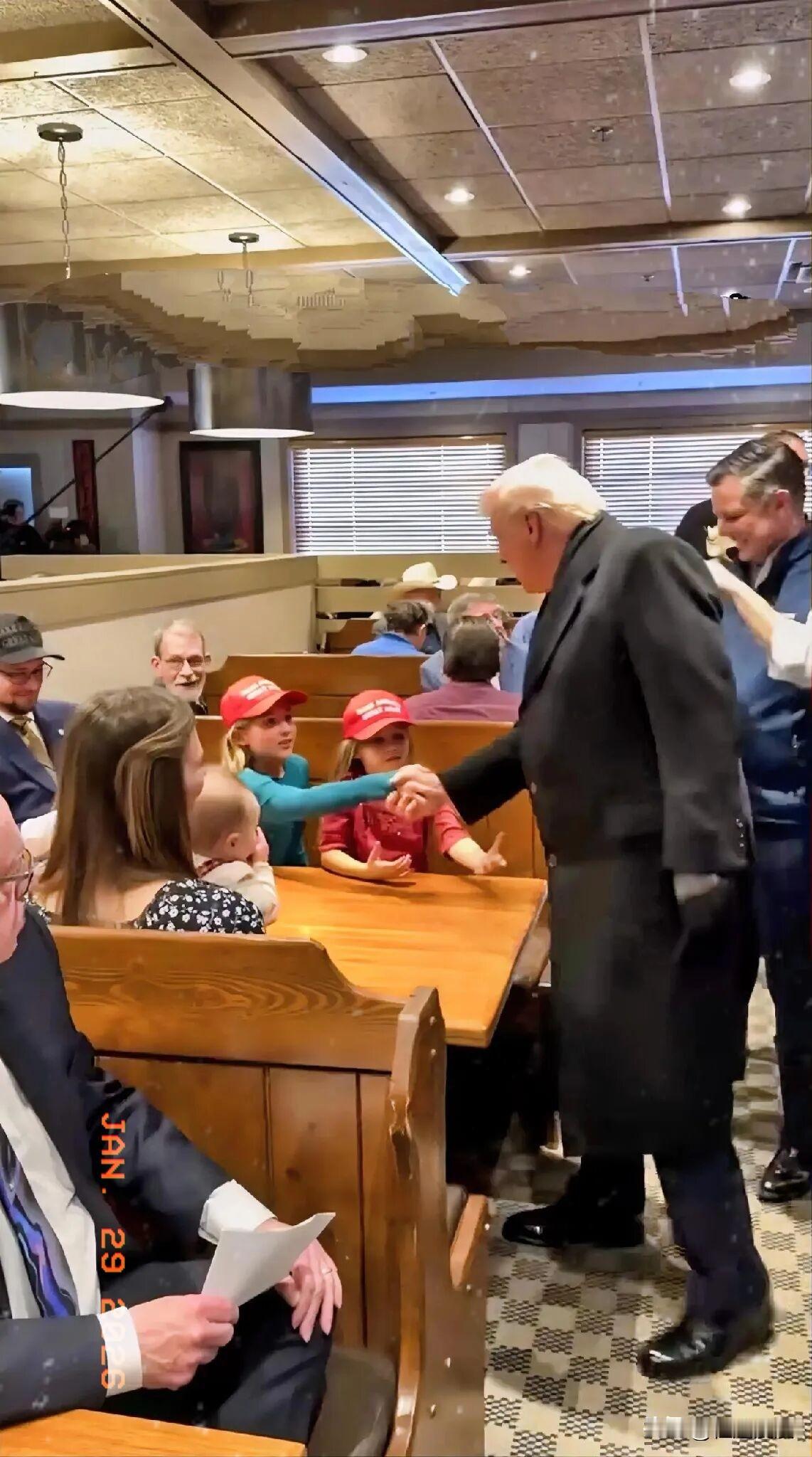 特朗普来餐厅就餐，所有用餐人员居然没有起立鼓掌，没有主动上前握手，太不可思议了。