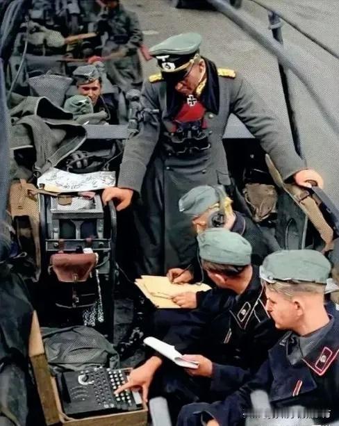 [呲牙笑]这两张照片不知道当年是否通过了德军的新闻审查？图中恩尼格玛密码机清晰可