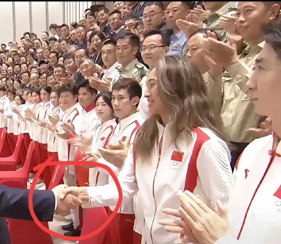 谁懂啊！接见运动员时，第一个被握手的居然是郑钦文——这份荣誉，根本不是暂时的