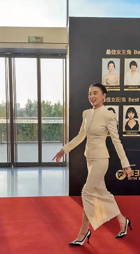 宋佳，这张照片封神！穿的如此保守，却浑身散发着成熟女性的独有性感魅力。比那些