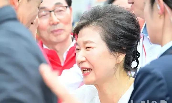 朴槿惠出了一口恶气！尹锡悦是彻底的栽了，不会再有出头之日，他被打入囚牢，很可能