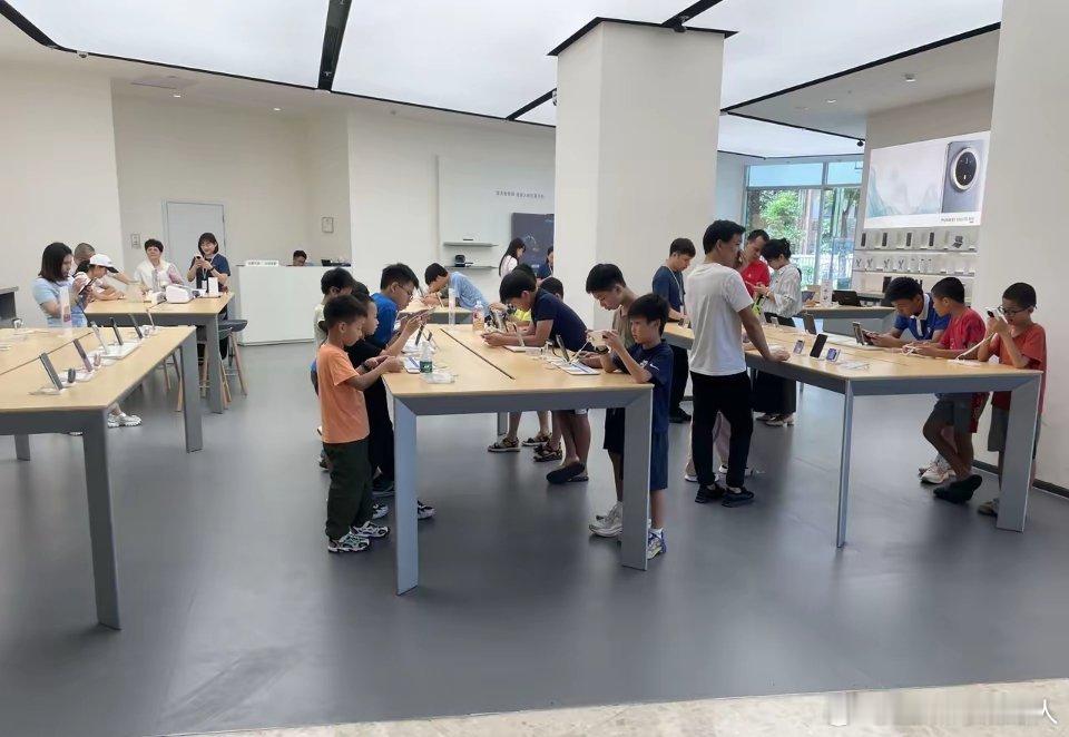 同一时刻、同一商场内华为、苹果、三星门店的情形[捂脸哭]，华为店小孩聚集，苹果店仍