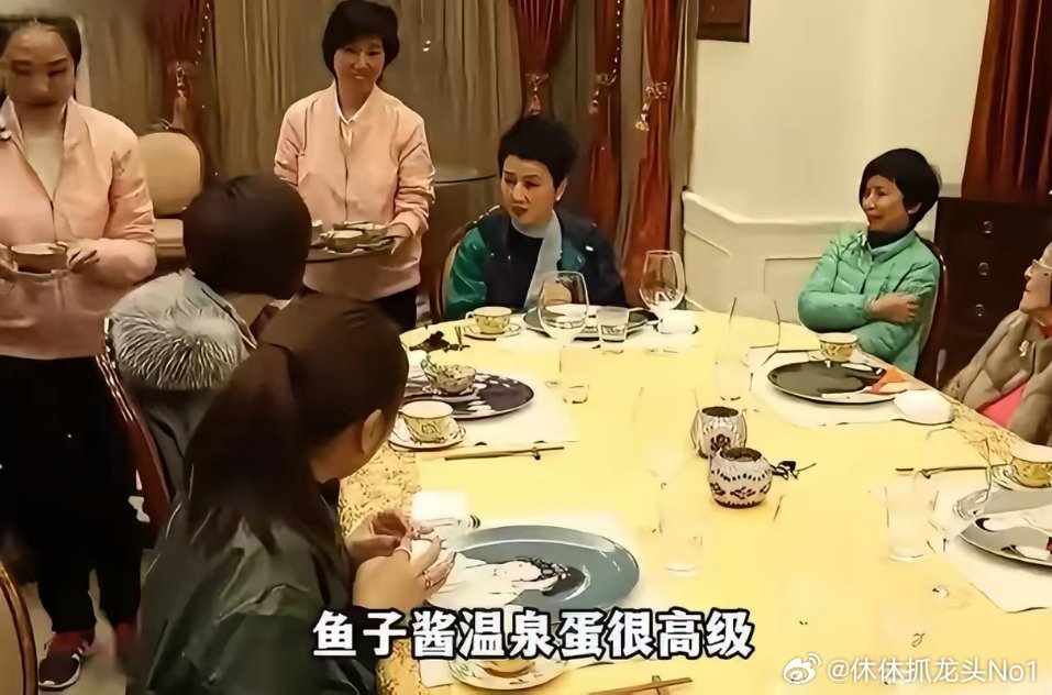 看看赌王四太吃饺子场面才明白原来短剧真的没有骗人豪门吃饺子真的是一个一个端过来一