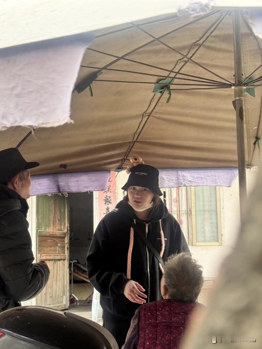 11月20日，何威仪教练和妻子两人送全红婵回老家迈合村，夫妻二人还去看望了婵宝的