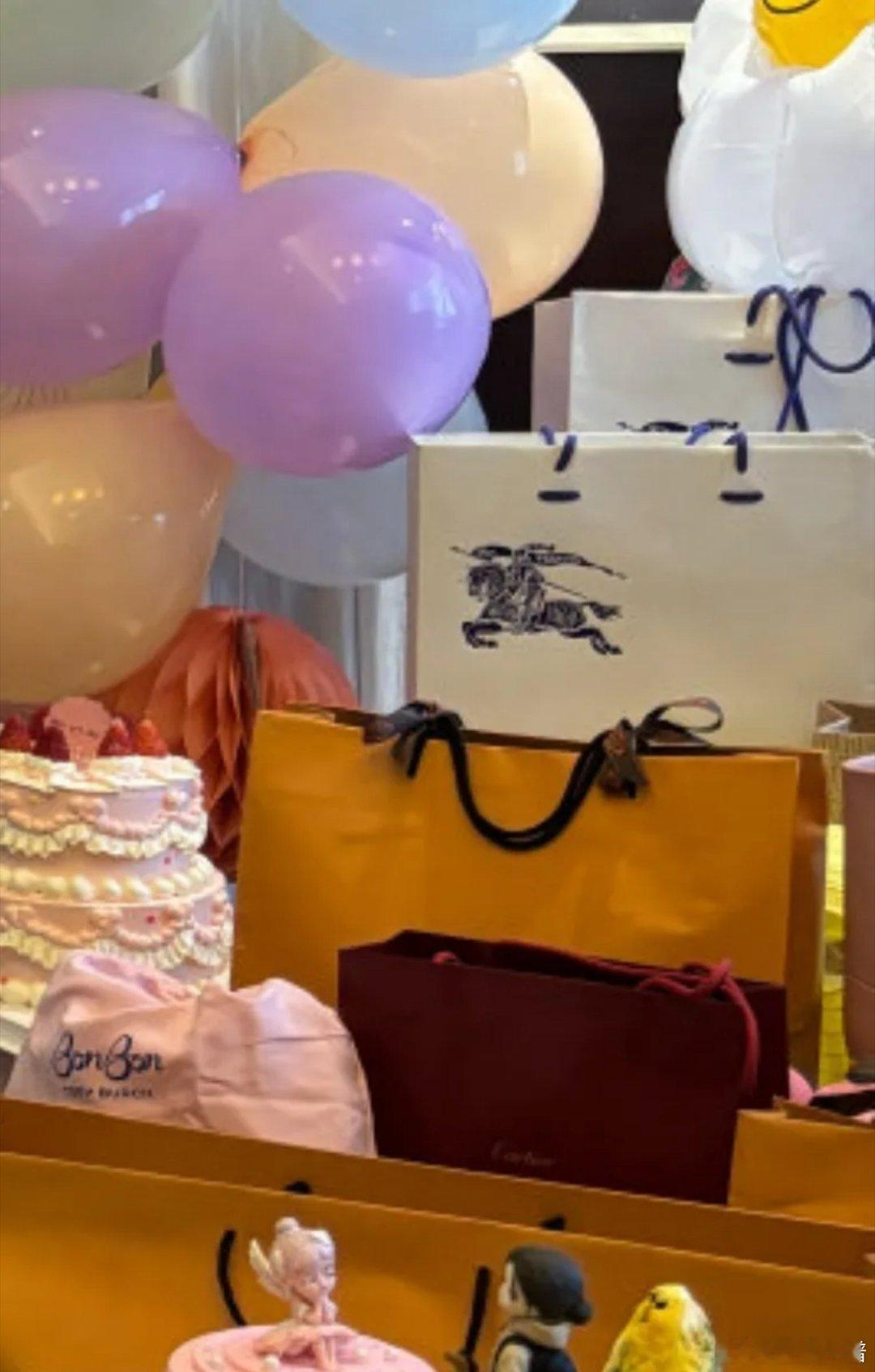 张婧仪26岁生日，粉丝居然还送了这么多高奢品牌礼品！​​​