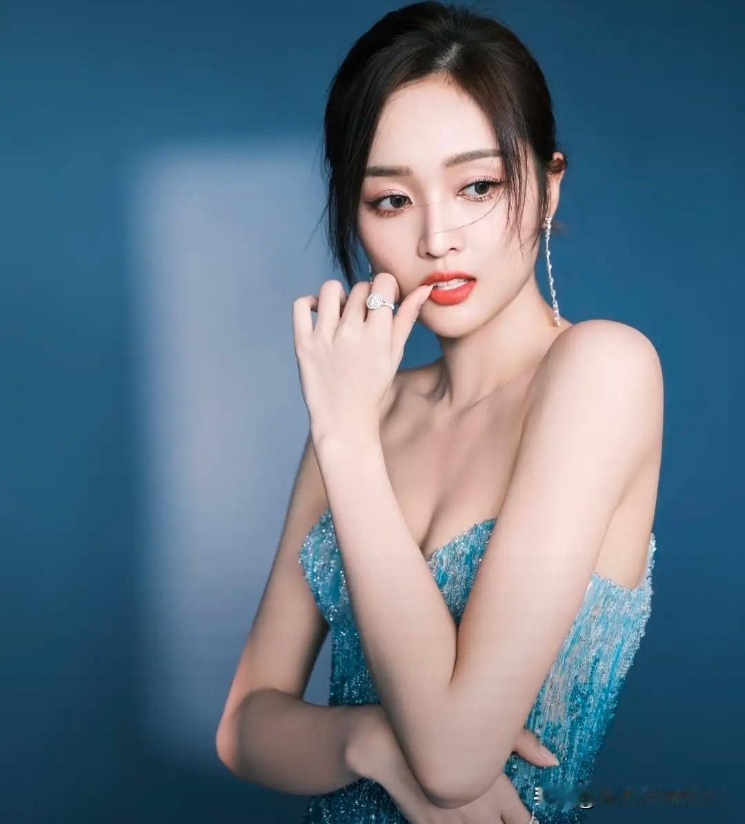 吴宣仪这身蓝色开叉裙绝了！又仙又媚，真是从头美到脚！[爱心]裙摆开叉设计显得