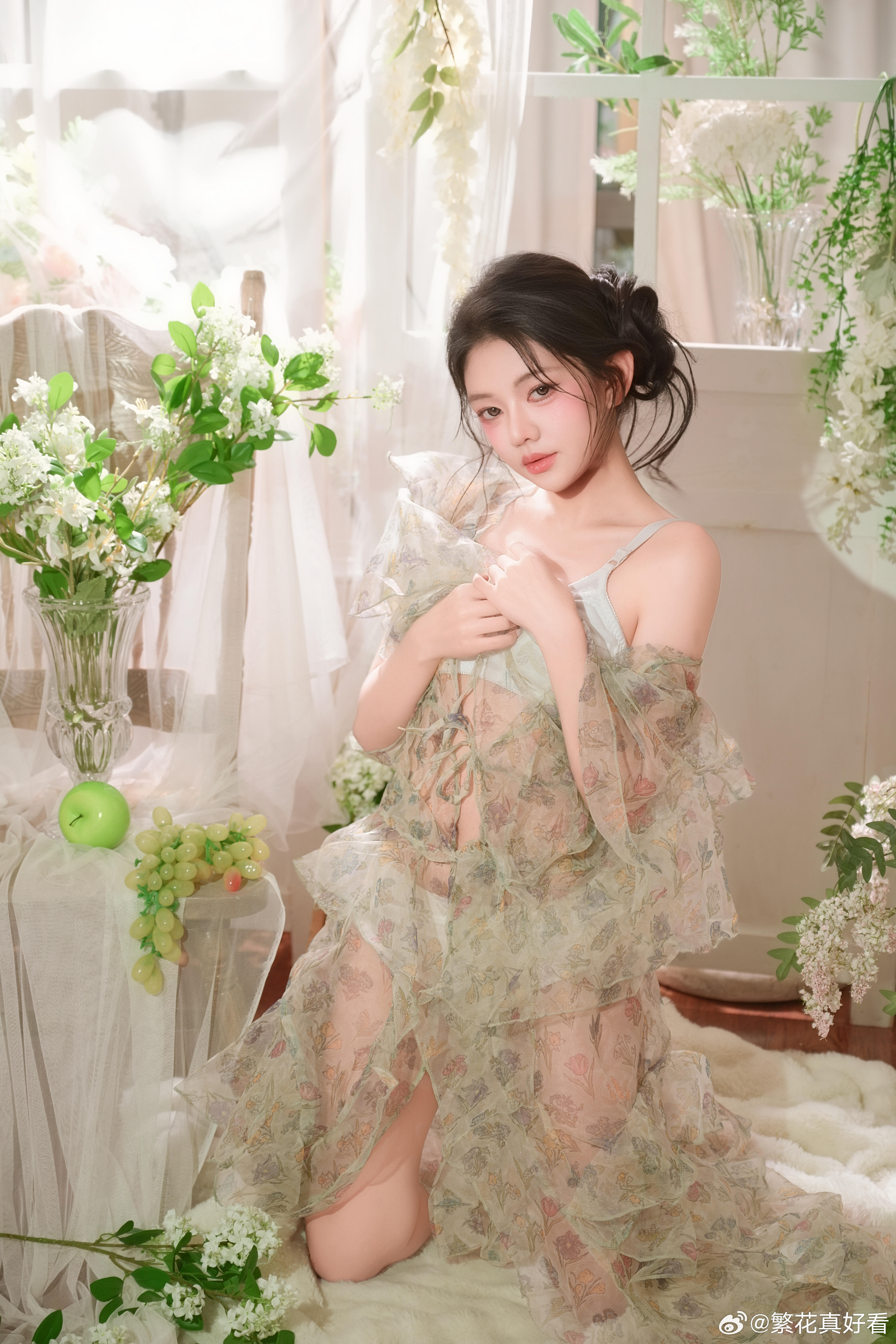 ，馥郁玫瑰相伴，发丝随风微动。放下拘谨，在朦胧光影之间，记录独...