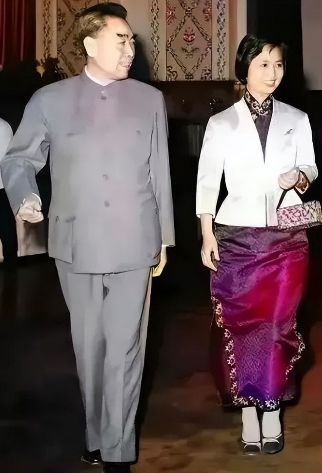 1962年周总理和张茜合影，张茜貌美如花，被誉为“第一外交夫人”“陈外长，夫人