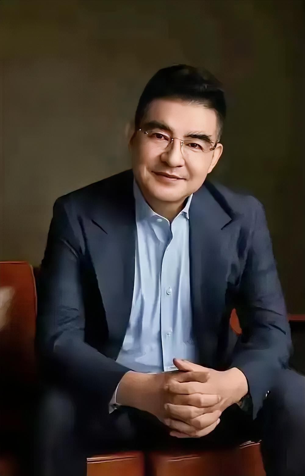 我以前特别烦陈光标。电视上他总在那摆现金墙，一摞一摞的，还让受助的小朋友举着