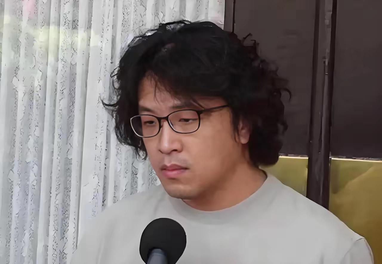 台独分子沈伯洋现在焦虑了，看到黎智英被判了20年，今生可能死在监狱里了，这就是黎