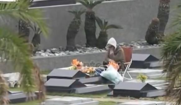 1月30日，韩媒放出具俊晔到金宝山墓园探望大S的最新动态。镜头之中的具俊晔感