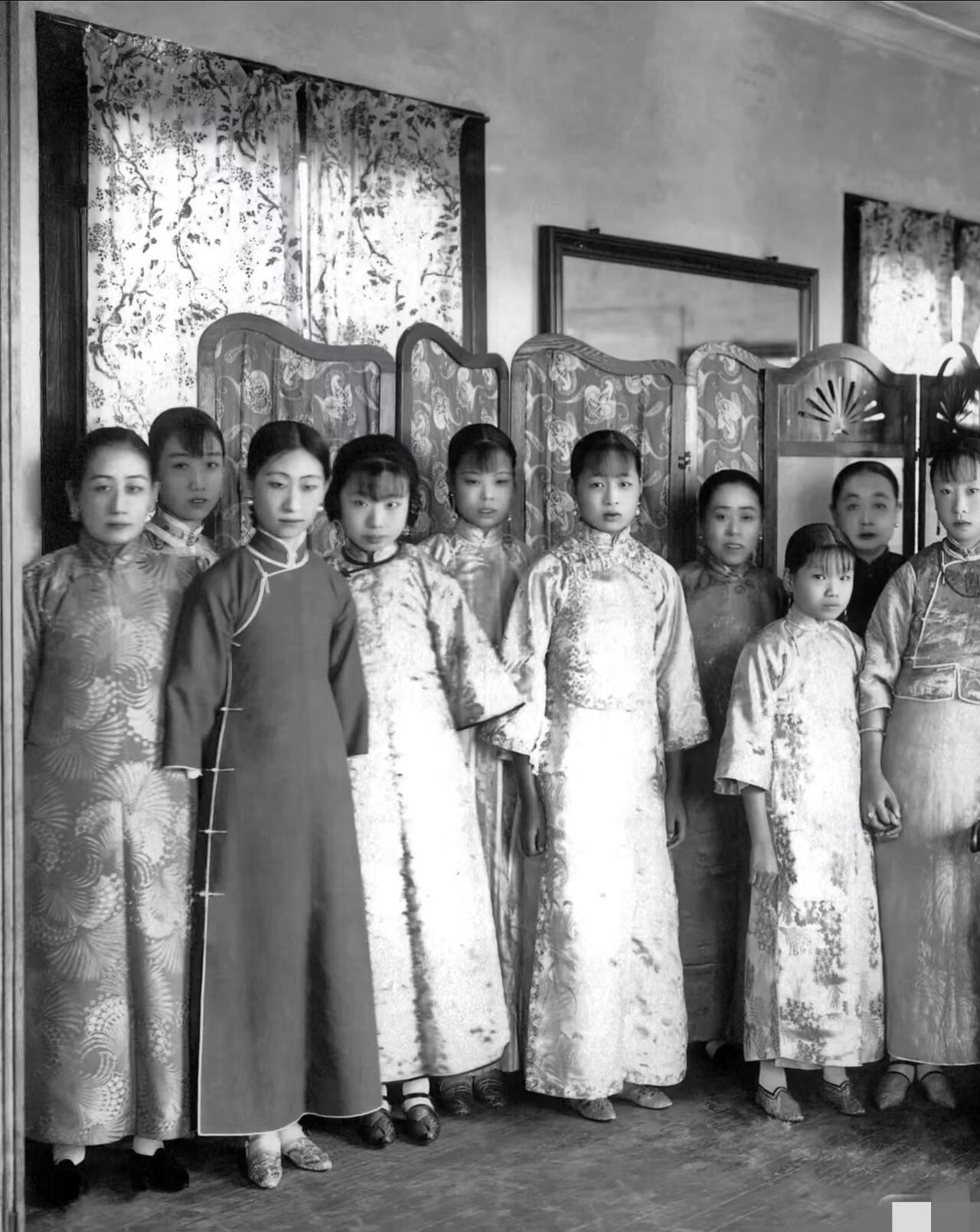 历史知识婉容皇后在1920年接待来访女宾。女宾们都穿着旗袍。看样子天气不冷的时候