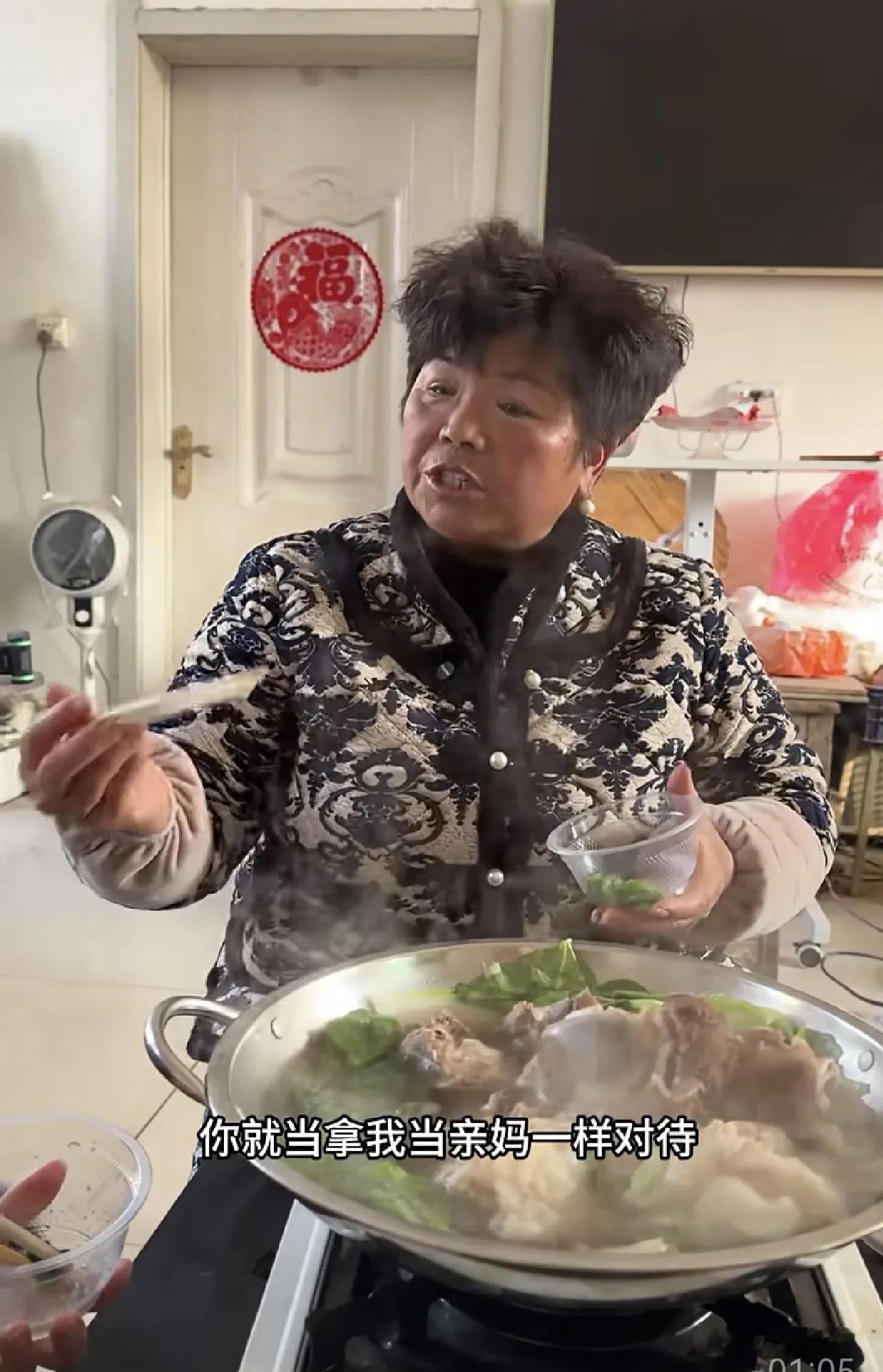婆媳俩人吃饭，婆婆问儿媳妇：“我看你手机里边，你咋能叫我备注成婆婆了？”儿媳妇：“咋啦？”婆婆：“你
