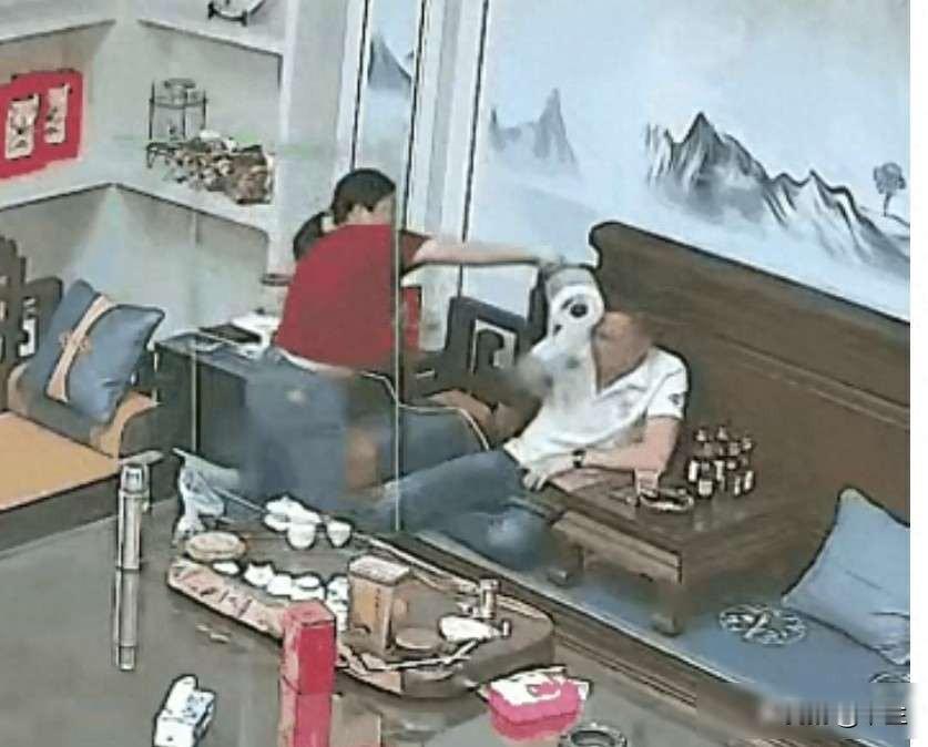 他被妻子泼沸水，钱全给了娘家，婚姻崩了那天早上，丈夫坐在客厅等着喝茶，妻子提