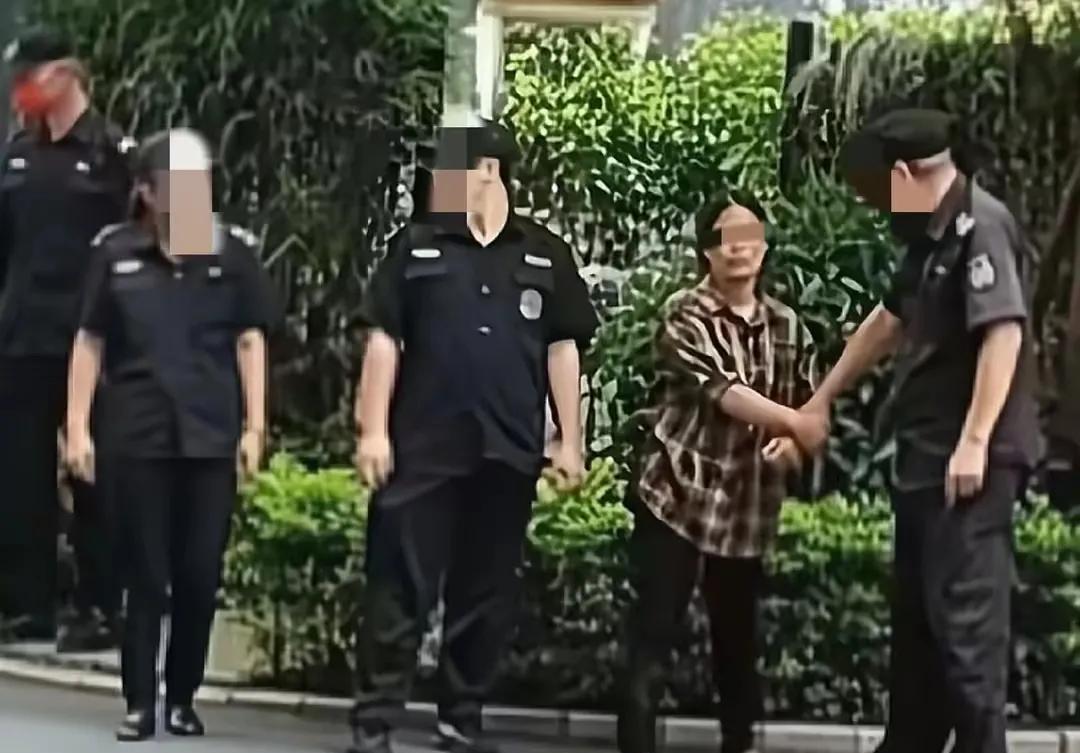 🌞后怕！5月24日，广东阳江市锦绣江南小区附近发生惊险一幕：一名小女孩在商