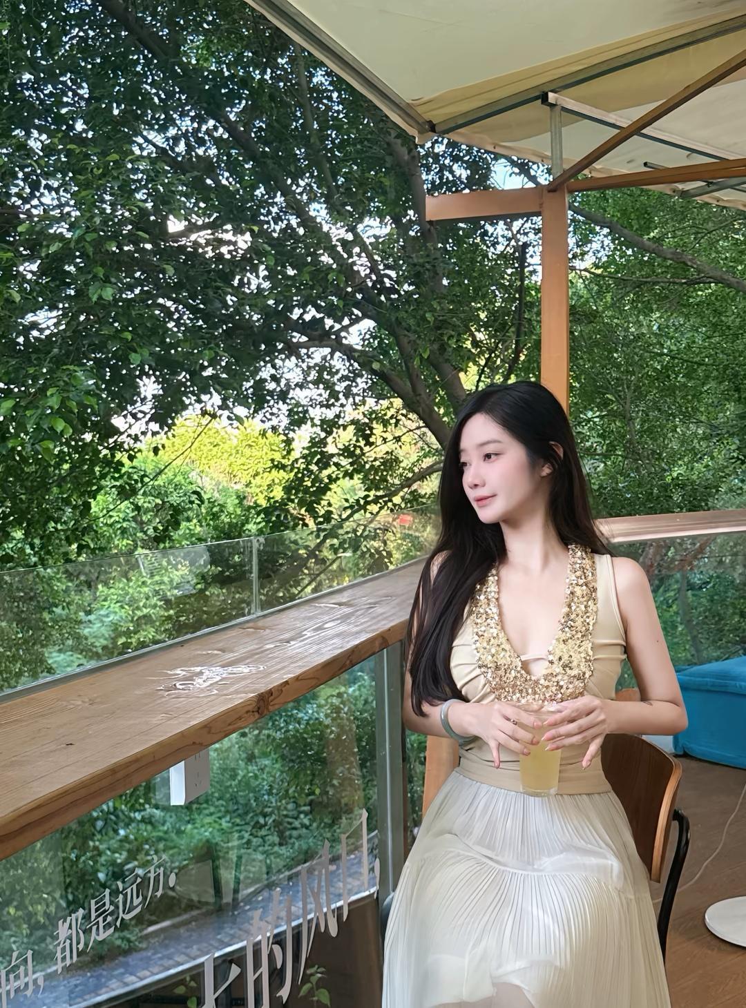 绿树阴中见，清风吹面来。