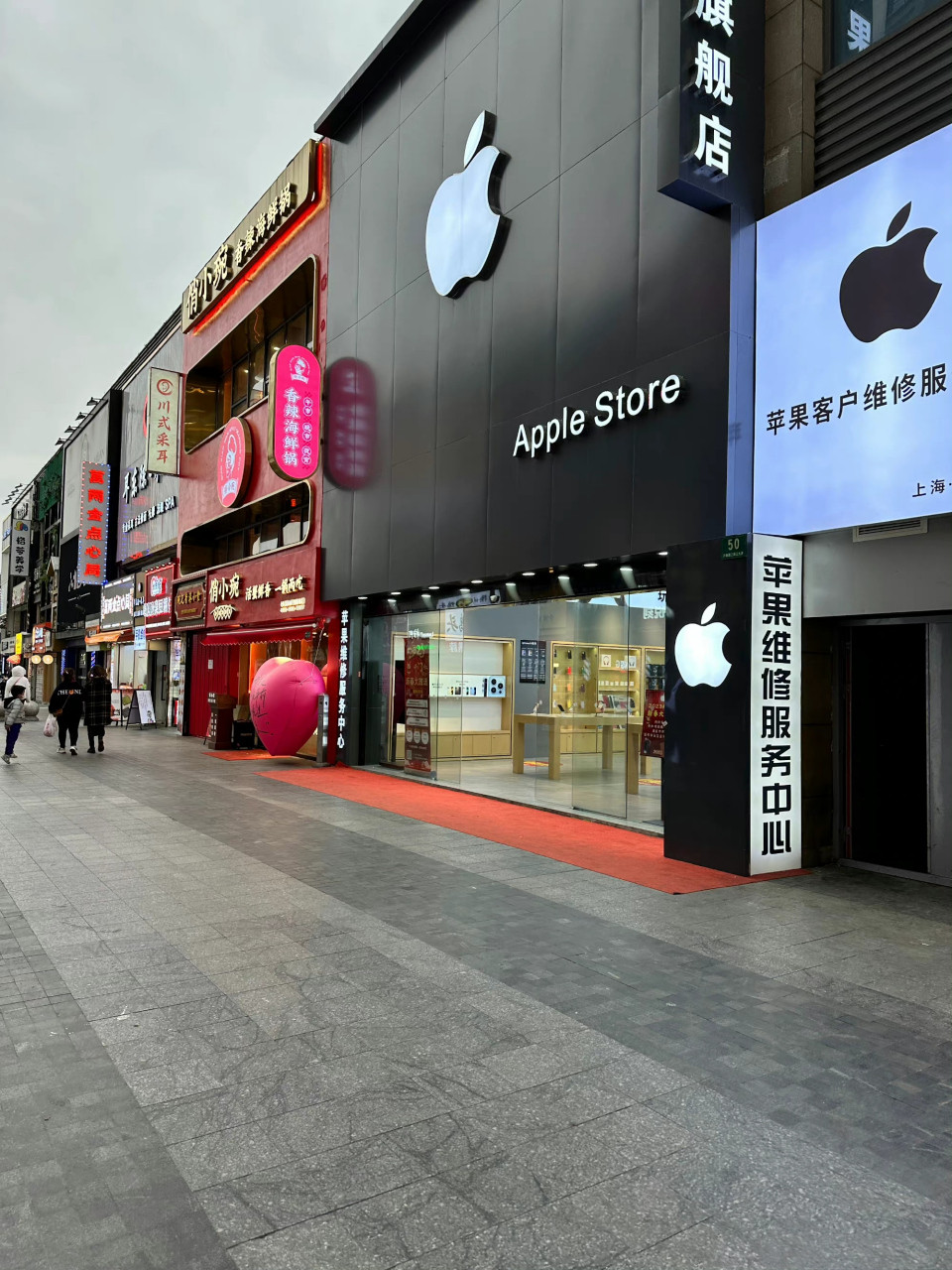 一部iPhone12用了五年的赵露思，最近在直播里把苹果整不会了。她拿工作人员刚买的iPhone18