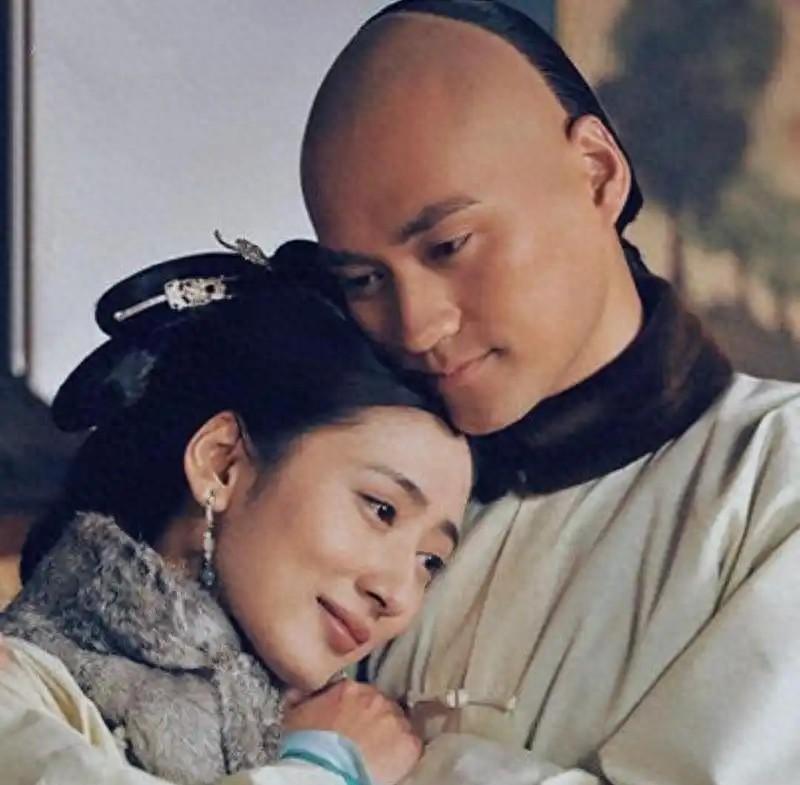 布贵人与胤祥嫡福晋出自同族，为康熙诞下一女，女儿出嫁后女婿竟被削爵拘禁身亡康熙