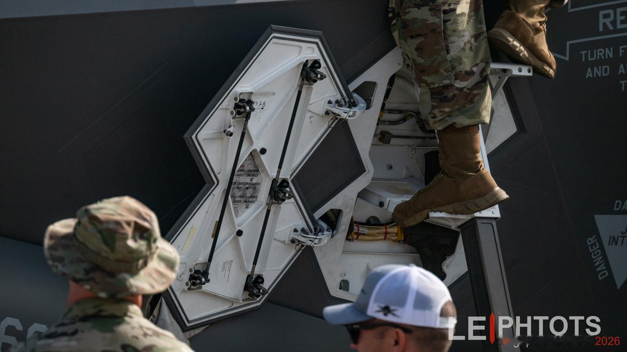 F35真是集成了洛马100多年的设计制造功底，钣金还是一流的，就是隐身涂料成色一