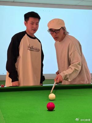 赵心童指导周星驰打台球周星驰幽默回应赵心童指导自己打台球，以“偷看日记”的形式反