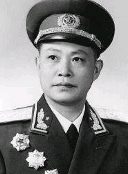 1938年，日军制造了高洪口大屠杀后，黄新廷想要报仇，但贺龙不许，并且还撂下一句