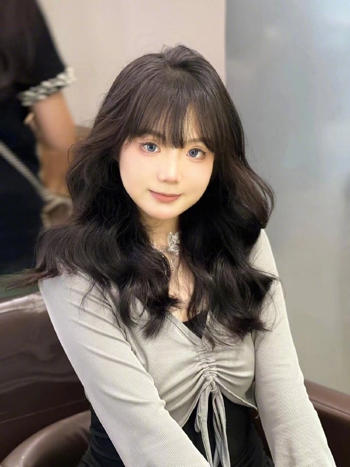 做个发型和小姐妹逛完街去吃了下午茶这个冰里面有仙草，芒果，芋圆，蜜豆！好多东西！