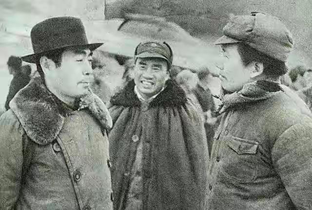 周恩来晚年真实披露：苟坝会议二十人投反对票，毛主席提着残灯在深夜走两公里泥路，救