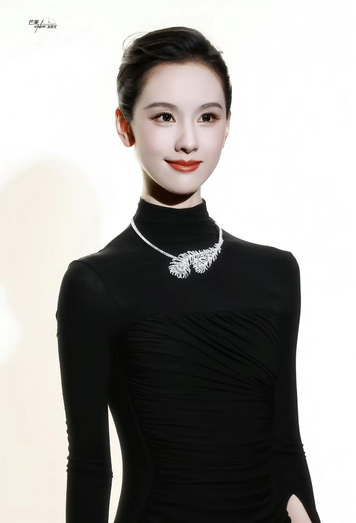 骨相与气质双绝，陈都灵美到发光光影之下，陈都灵一袭黑裙，自带清冷矜贵