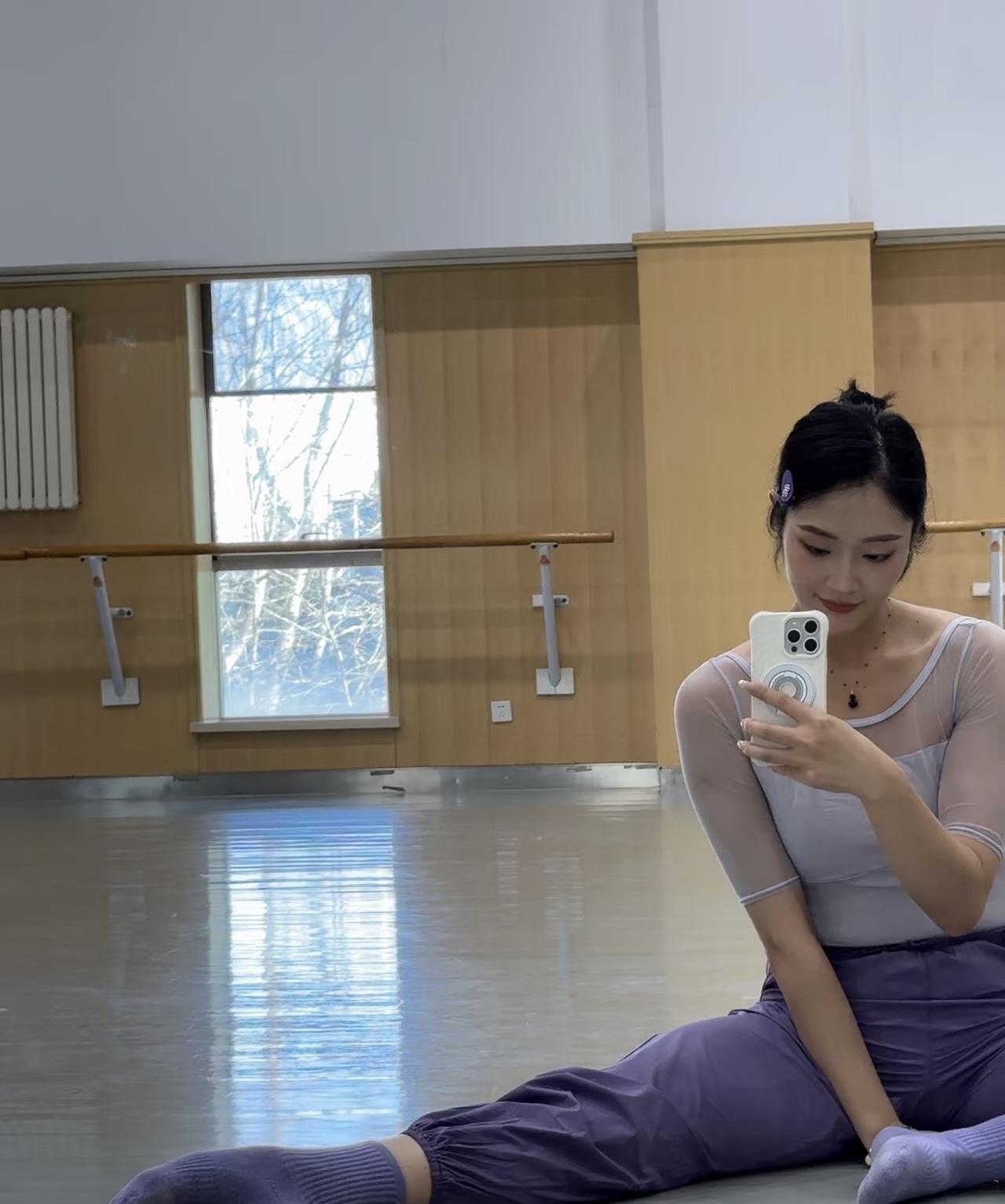 简单的瑜伽练习能带来大改变。像SuryaNamaskar，这组由12个姿势组成