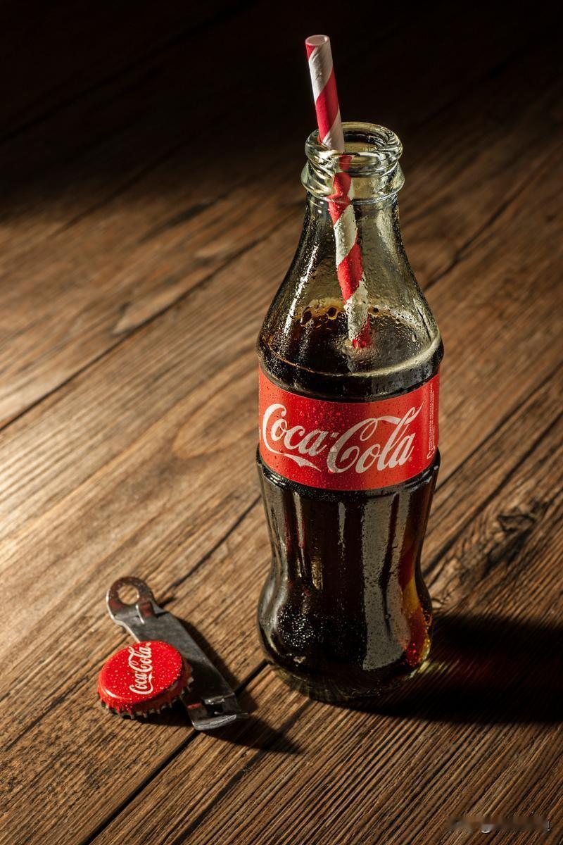 谁能想到，称霸饮料界几十年的可口可乐，居然卖不动了！最近财报一出来，直接炸锅：2