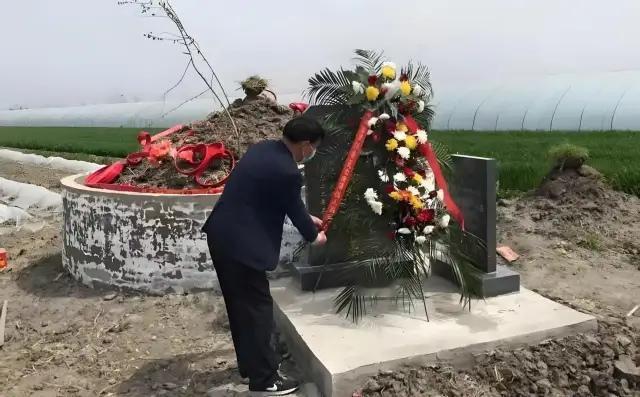 河南信阳，三兄弟和同村村民有矛盾，对方竟然在清明节损坏三人先祖的墓碑，还在坟上插