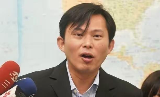 民众党主席黄国昌说，“台湾人不必承认自己是中国公民，从文化和种族方面来讲，你的阿