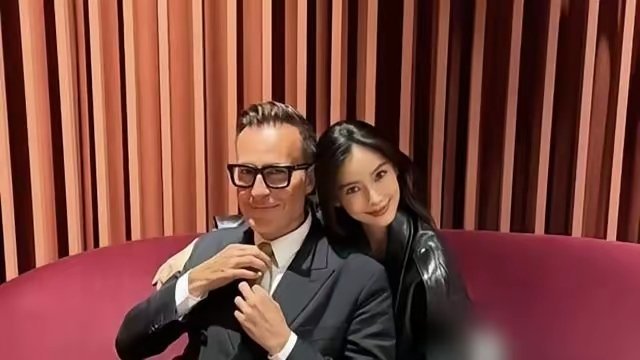 离婚后反而杀回名利场中心了。杨颖跟爱马仕总监同框，一身皮衣长靴，站姿松弛，脸上没半点讨好感，换赛道加