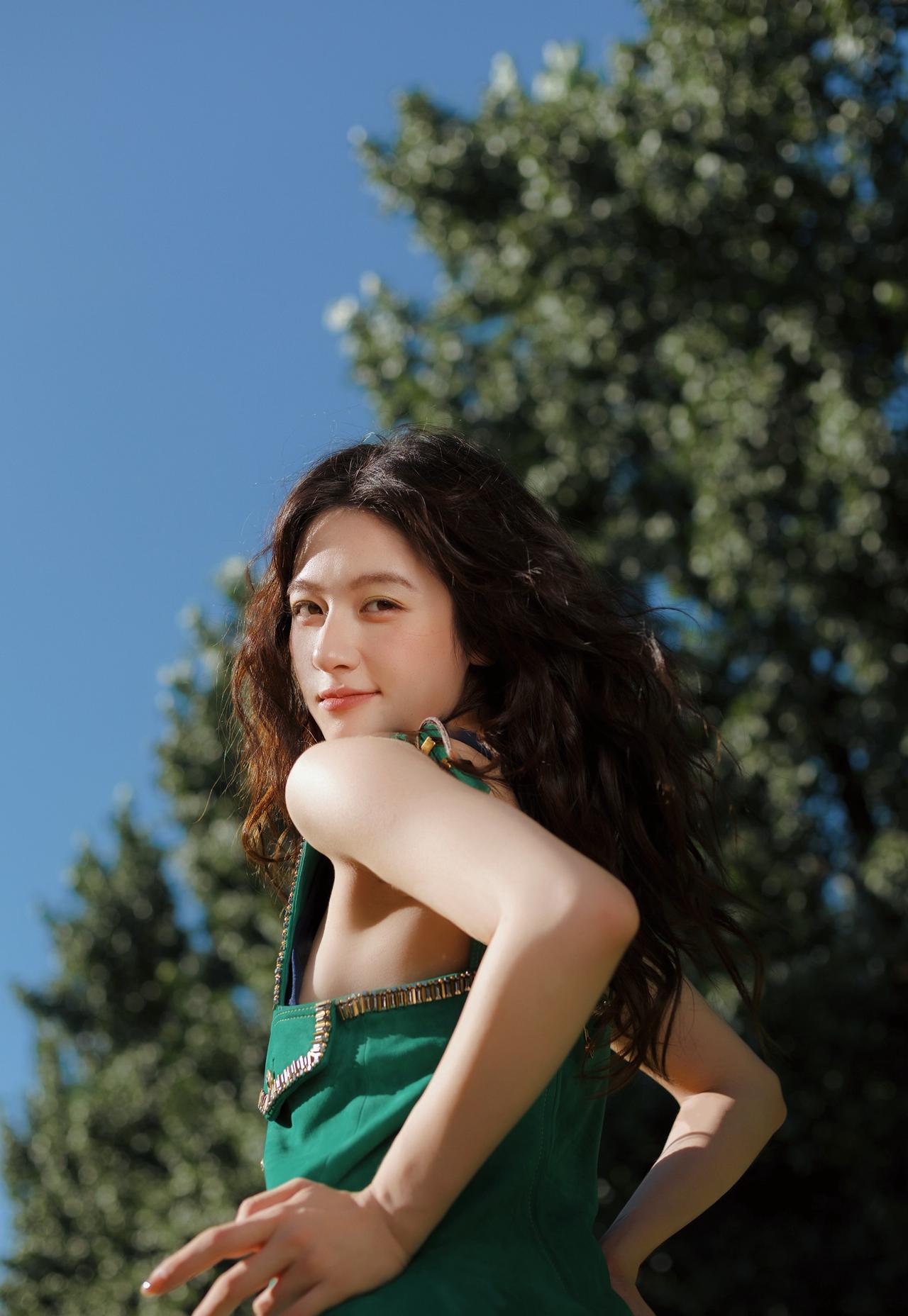 李兰迪林间肆意的少女！墨绿色刺绣短裙，自由又鲜活