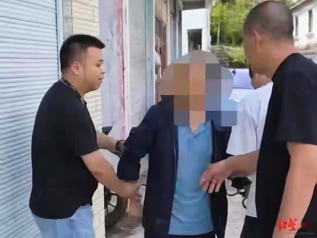 四川筠连，21岁男子爱上一已婚妇女，长期跟她保持不正当关系，不久后，女子丈夫发现