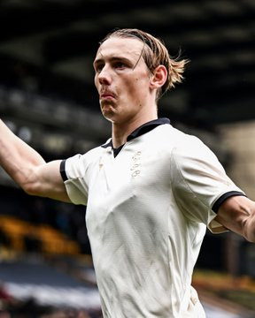 英格兰第三级别联赛垫底的维尔港队以1-0击败桑德兰队，自1954年以来首次晋级足