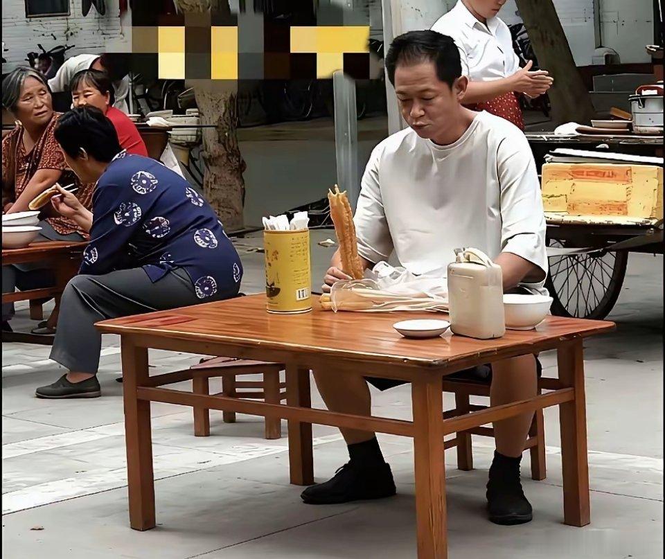 这是什么情况？老戏骨王志文竟然一个人独自现身，在早餐摊位前吃早餐时的一幕，点的是
