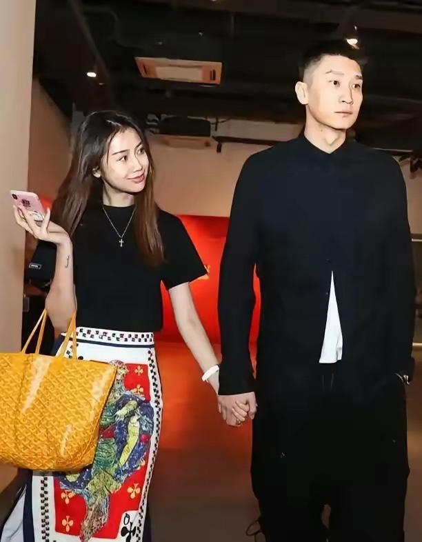 看照片孙悦和朱梓瞳在一起了看到很多人在讨论和热议孙悦现在为什么会选择“主持