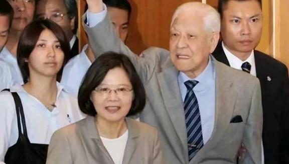 台湾一些台独分子，开始逃离台湾，他们转移家产，私密买下黄金，想长期移民海外。 