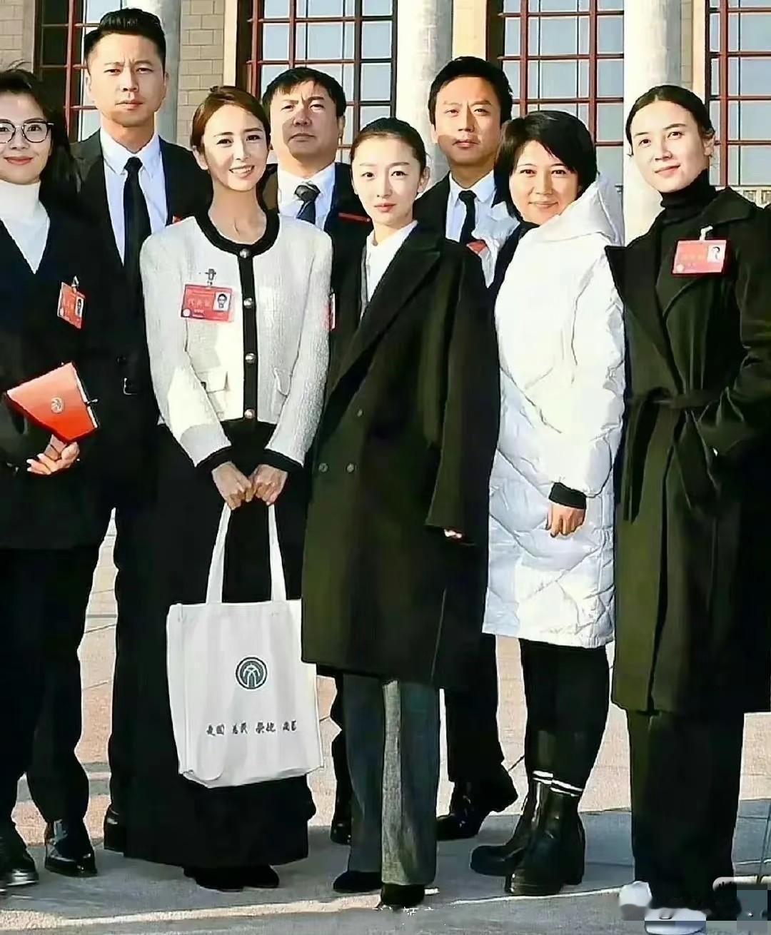 王雷官方185，沈腾邓超都是180，可俩人踮脚又仰头，站王雷身边还矮一截，这视觉