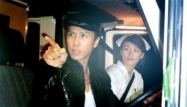 2003年，成龙与甄子丹两代功夫巨星在《千机变》片场合作。成龙客串出演一名救护车司机，这一全新角色令